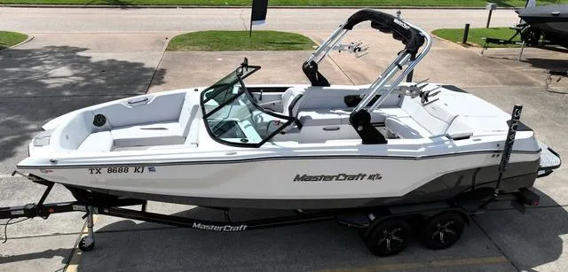 Slide: The Image of MasterCraft NXT24 2021 - 3