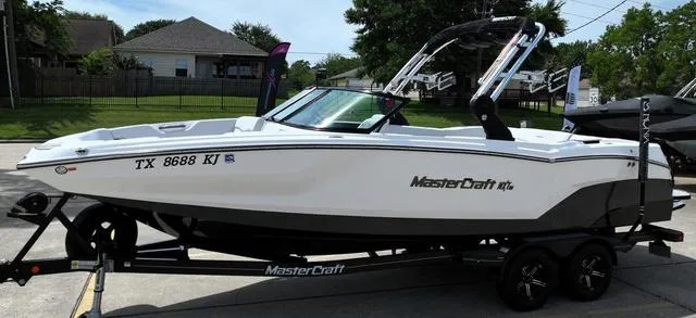 Slide: The Image of MasterCraft NXT24 2021 - 8