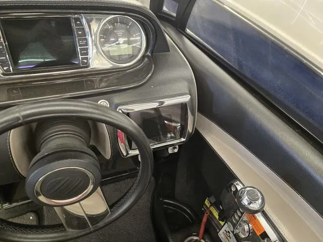 Slide: The Image of Malibu Wakesetter 22 MXZ 2013 - 15