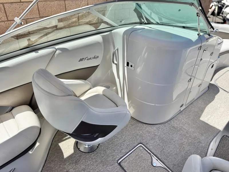 Slide: The Image of Four Winns 234 Funship 2004 - 35