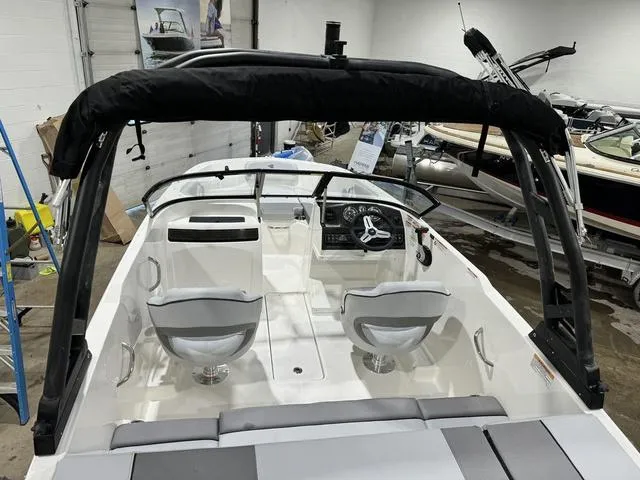 Slide: The Image of Bayliner VR4 BOWRIDER 2024 - 3