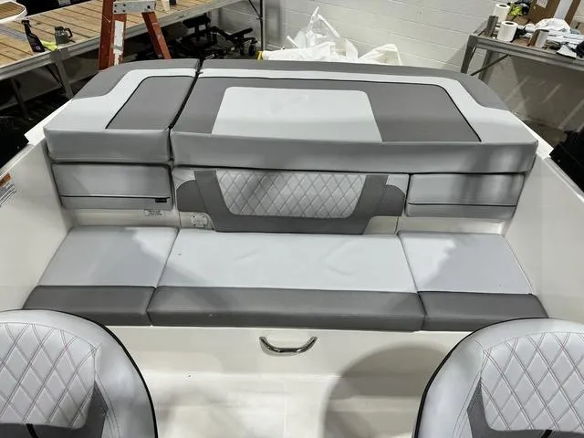 Slide: The Image of Bayliner VR4 BOWRIDER 2024 - 4