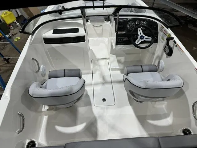 Slide: The Image of Bayliner VR4 BOWRIDER 2024 - 5