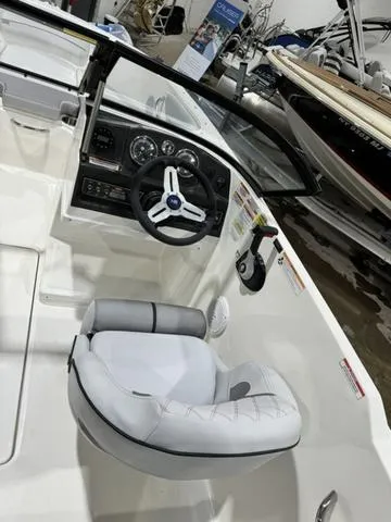 Slide: The Image of Bayliner VR4 BOWRIDER 2024 - 7