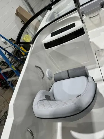 Slide: The Image of Bayliner VR4 BOWRIDER 2024 - 8