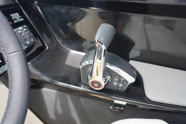 Slide: The Image of Sea Ray SLX 280 2024 - 22