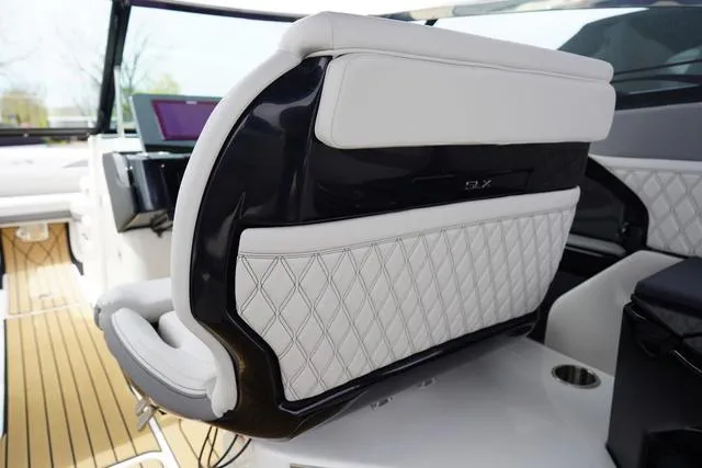 Slide: The Image of Sea Ray SLX 280 2024 - 26