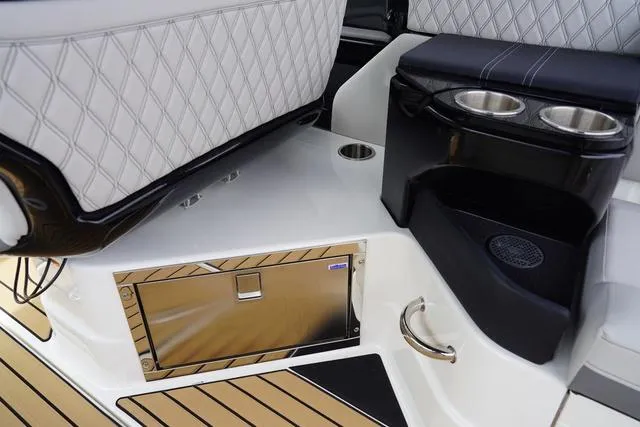 Slide: The Image of Sea Ray SLX 280 2024 - 27