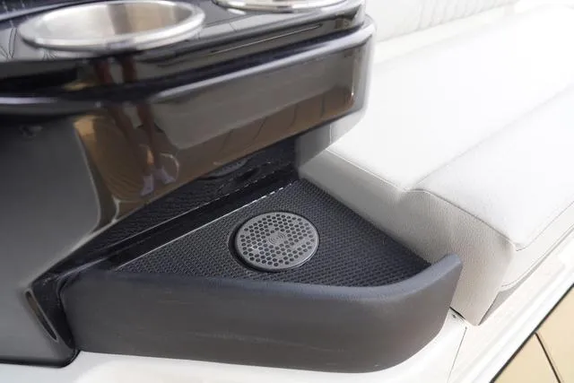 Slide: The Image of Sea Ray SLX 280 2024 - 28