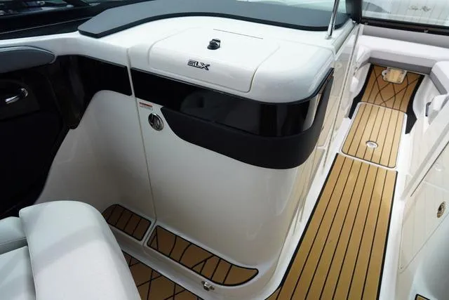 Slide: The Image of Sea Ray SLX 280 2024 - 34