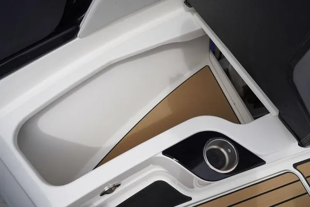 Slide: The Image of Sea Ray SLX 280 2024 - 37