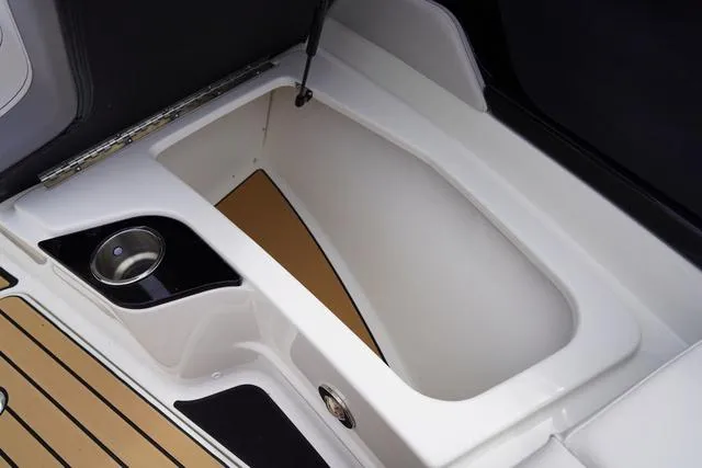 Slide: The Image of Sea Ray SLX 280 2024 - 39