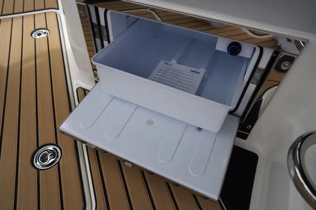 Slide: The Image of Sea Ray SLX 280 2024 - 42