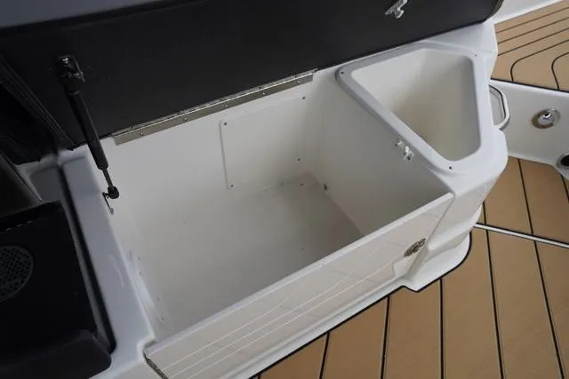 Slide: The Image of Sea Ray SLX 280 2024 - 43