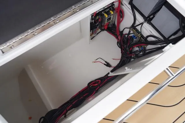 Slide: The Image of Sea Ray SLX 280 2024 - 45