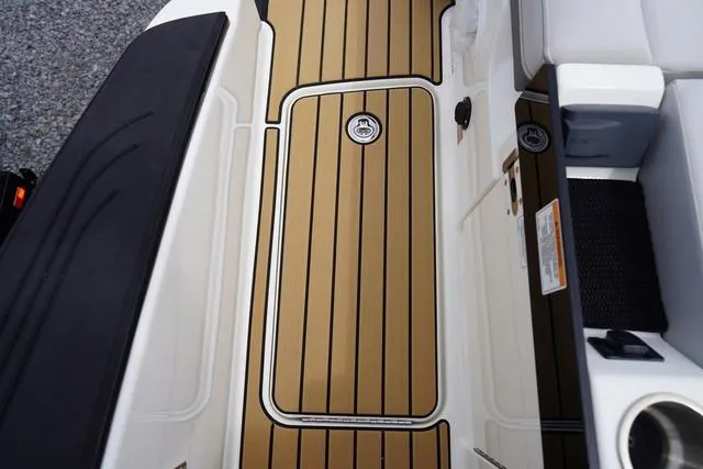 Slide: The Image of Sea Ray SLX 280 2024 - 48