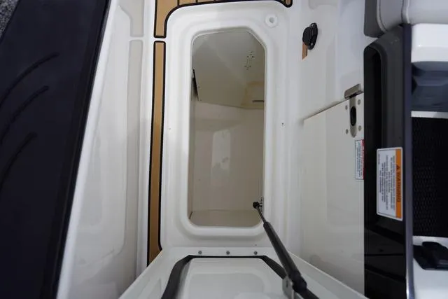 Slide: The Image of Sea Ray SLX 280 2024 - 49