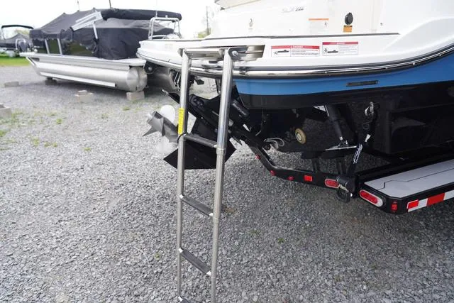 Slide: The Image of Sea Ray SLX 280 2024 - 55