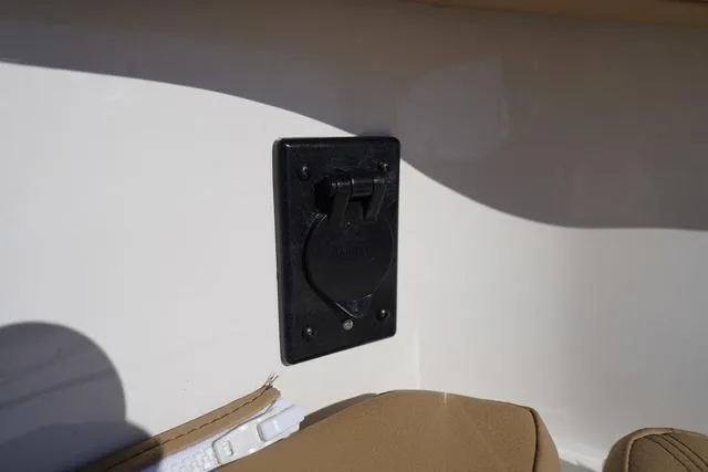 Slide: The Image of Bayliner Trophy T22SC 2025 - 40