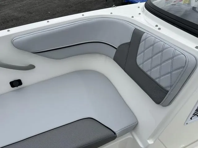 Slide: The Image of Bayliner VR4 Bowrider OB 2025 - 10