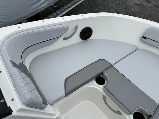 Slide: The Image of Bayliner VR4 Bowrider OB 2025 - 12