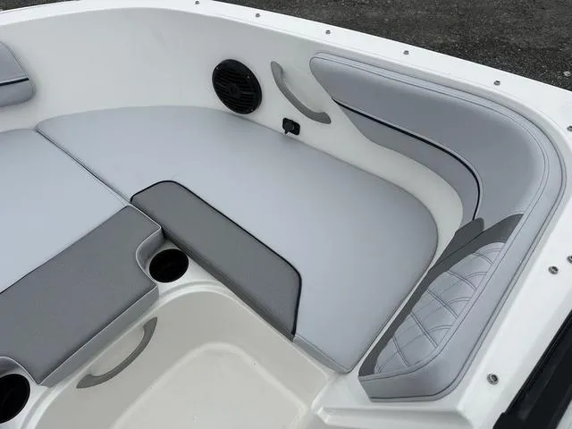 Slide: The Image of Bayliner VR4 Bowrider OB 2025 - 14