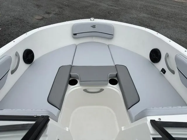 Slide: The Image of Bayliner VR4 Bowrider OB 2025 - 15