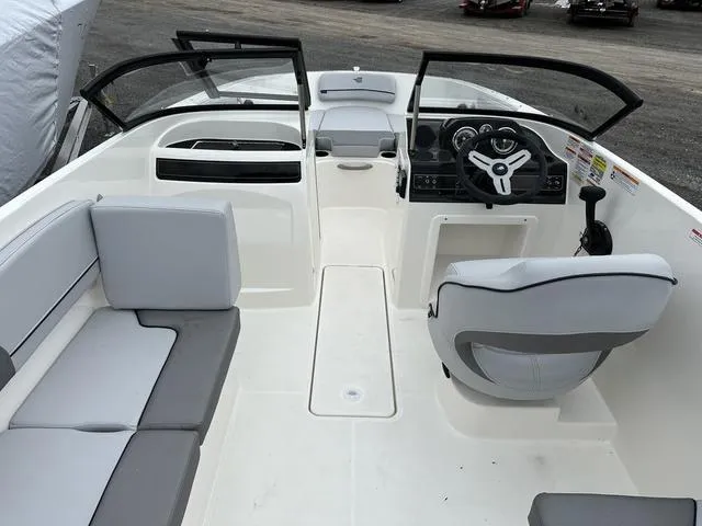 Slide: The Image of Bayliner VR4 Bowrider OB 2025 - 19