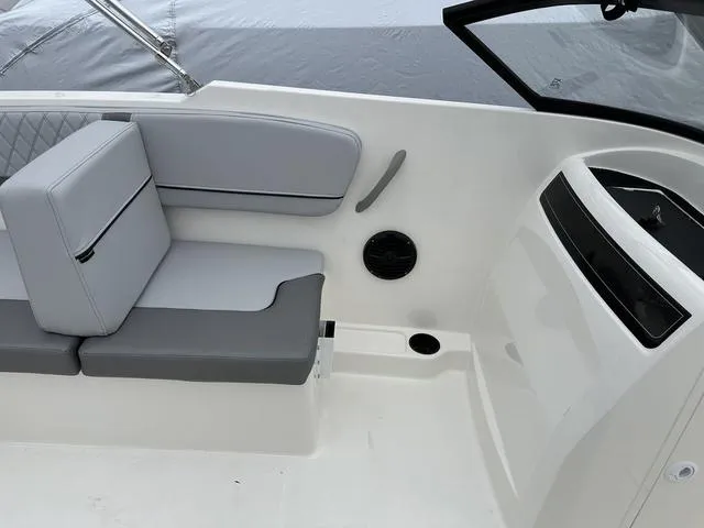 Slide: The Image of Bayliner VR4 Bowrider OB 2025 - 22