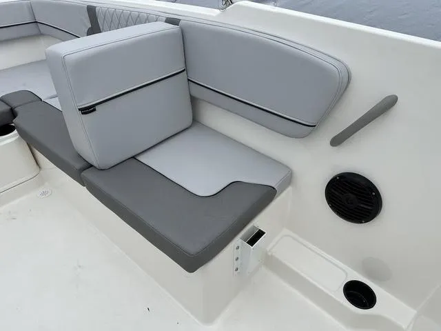 Slide: The Image of Bayliner VR4 Bowrider OB 2025 - 23