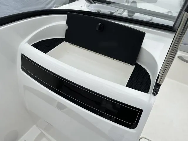 Slide: The Image of Bayliner VR4 Bowrider OB 2025 - 24