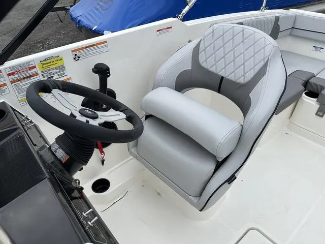 Slide: The Image of Bayliner VR4 Bowrider OB 2025 - 28
