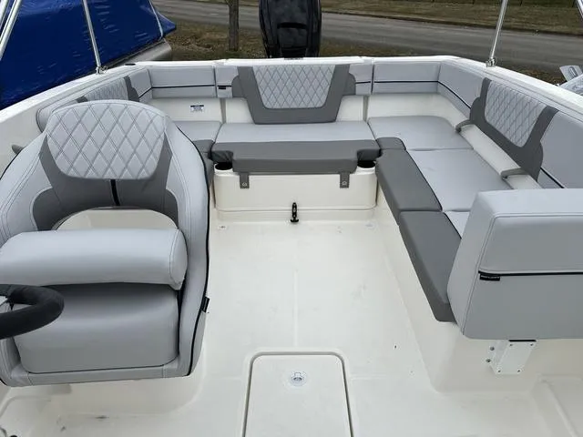 Slide: The Image of Bayliner VR4 Bowrider OB 2025 - 29