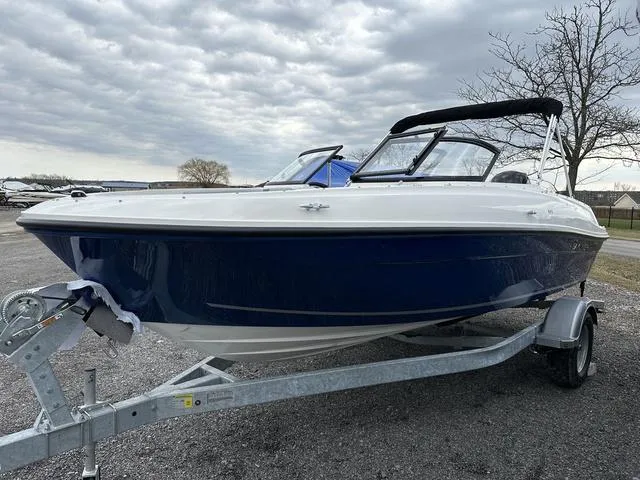 Slide: The Image of Bayliner VR4 Bowrider OB 2025 - 3