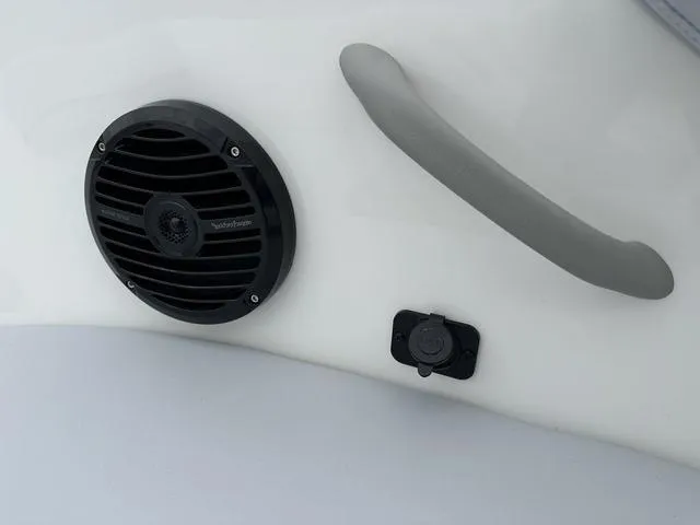 Slide: The Image of Bayliner VR4 Bowrider OB 2025 - 30