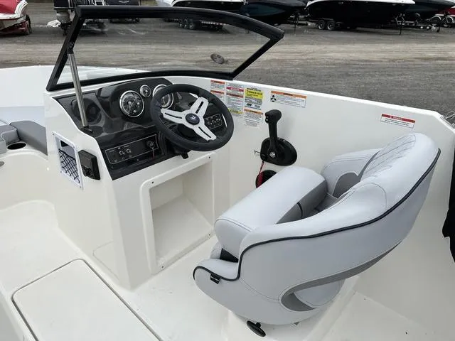 Slide: The Image of Bayliner VR4 Bowrider OB 2025 - 31