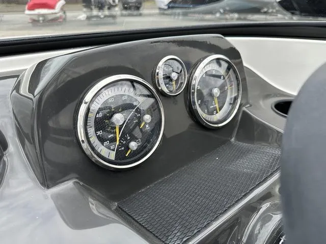 Slide: The Image of Bayliner VR4 Bowrider OB 2025 - 34