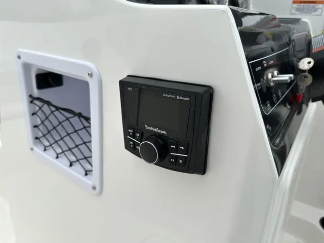 Slide: The Image of Bayliner VR4 Bowrider OB 2025 - 37