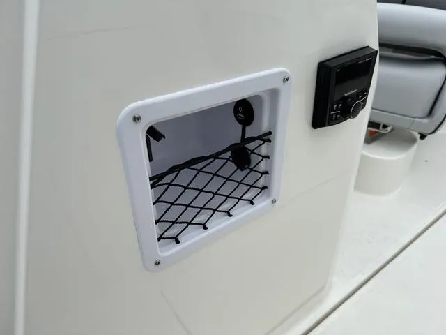 Slide: The Image of Bayliner VR4 Bowrider OB 2025 - 38