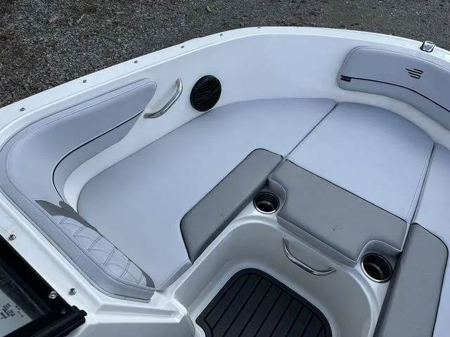 Slide: The Image of Bayliner VR4 Bowrider OB 2025 - 10