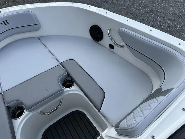 Slide: The Image of Bayliner VR4 Bowrider OB 2025 - 11