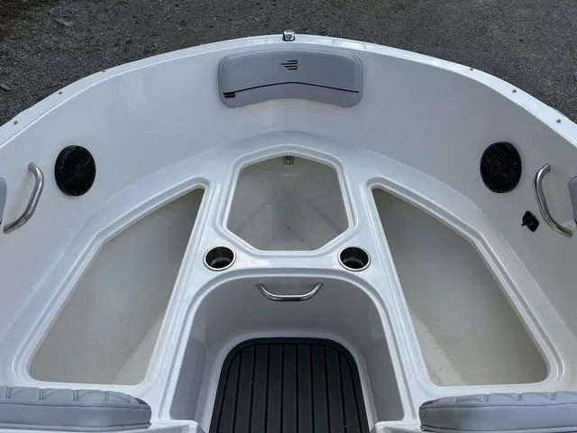 Slide: The Image of Bayliner VR4 Bowrider OB 2025 - 12