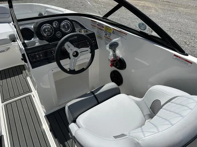 Slide: The Image of Bayliner VR4 Bowrider OB 2025 - 15