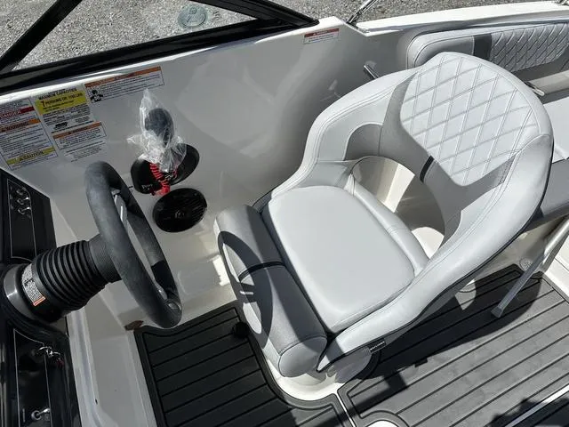 Slide: The Image of Bayliner VR4 Bowrider OB 2025 - 17