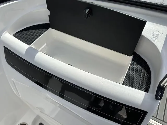 Slide: The Image of Bayliner VR4 Bowrider OB 2025 - 21