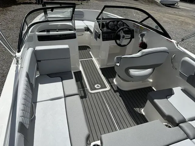 Slide: The Image of Bayliner VR4 Bowrider OB 2025 - 29