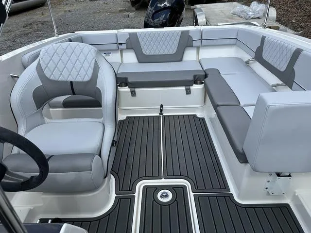 Slide: The Image of Bayliner VR4 Bowrider OB 2025 - 30