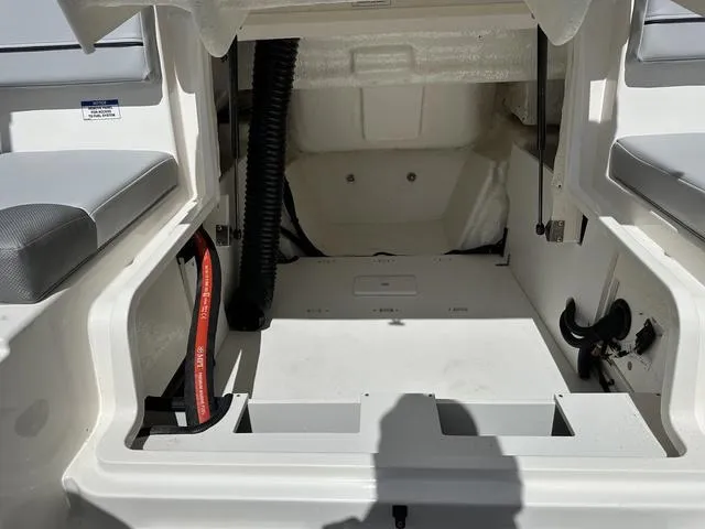 Slide: The Image of Bayliner VR4 Bowrider OB 2025 - 35