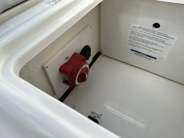 Slide: The Image of Bayliner VR4 Bowrider OB 2025 - 37