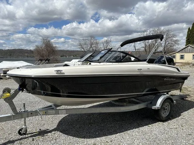 Slide: The Image of Bayliner VR4 Bowrider OB 2025 - 4